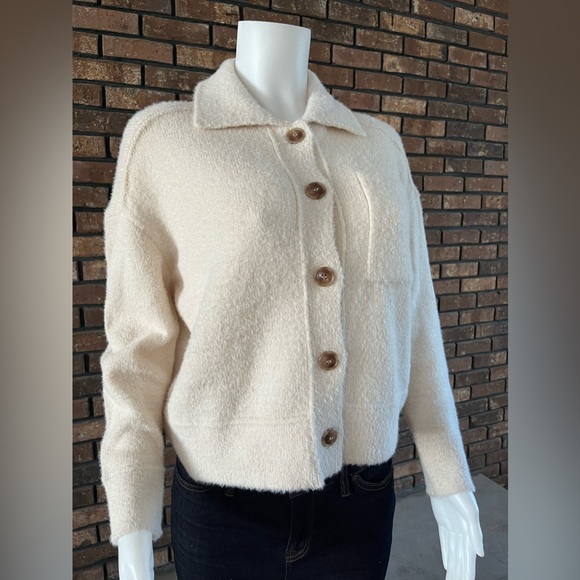 Jessica Simpson Oversized New Sweater Jacket with pocket and brown buttons - Picture 5 of 7